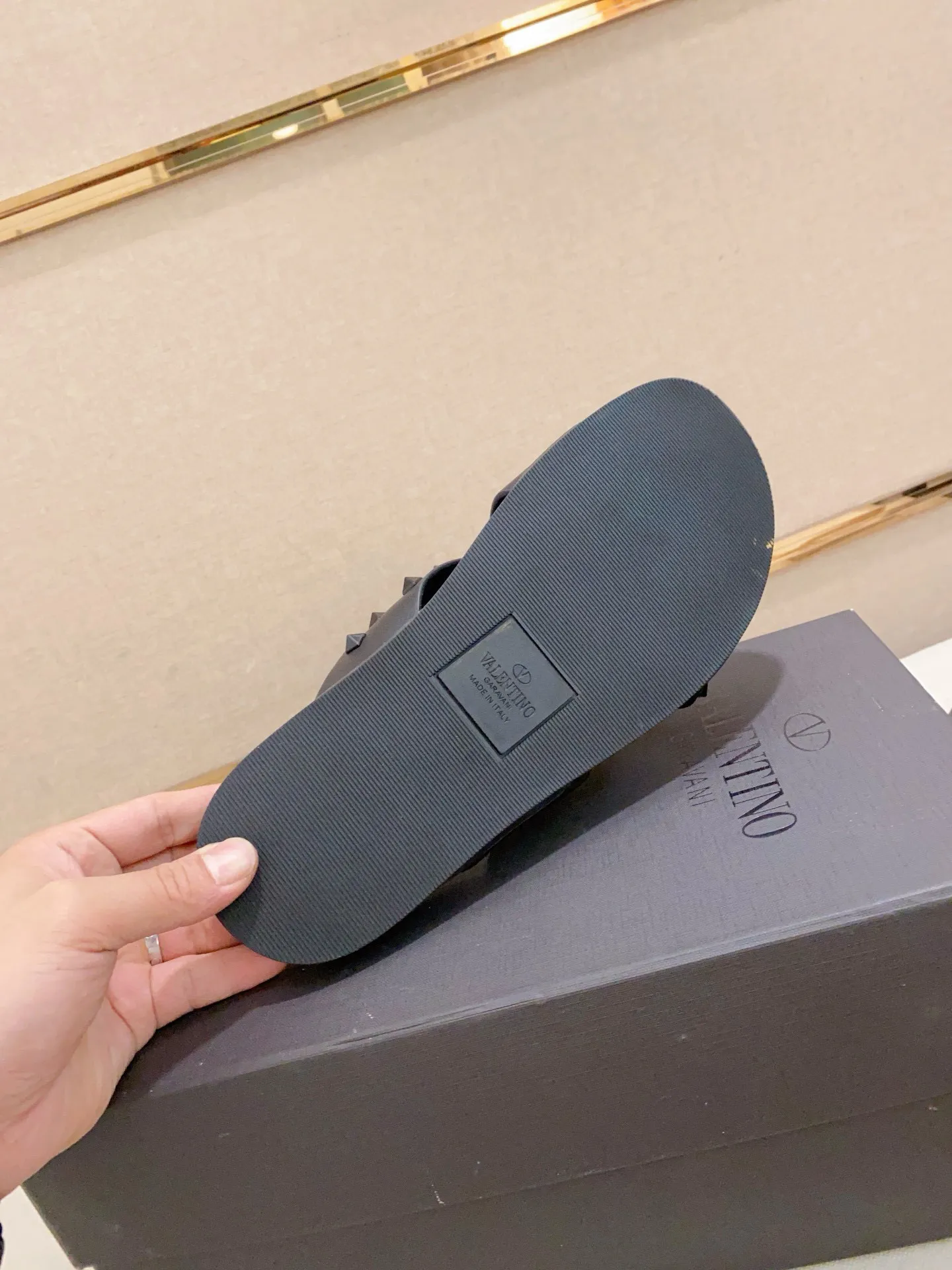 Men's shoes💰: 440💰[Valentino] New men's boutique slippers, counter quality, classic plaid, the actual workmanship is quite complex🔰The uppers are made of imported fabrics➕🐑Sheepskin lining, which tests the craftsman's craftsmanship➕original PU outsole. Size: 38-44 (45 can be customized, non-refundable)